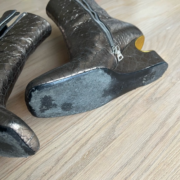 LAST CHANCE 9/23❕- DRIES VAN NOTEN Metallic Wedge Boot with unique cutout detail - Picture 3 of 11